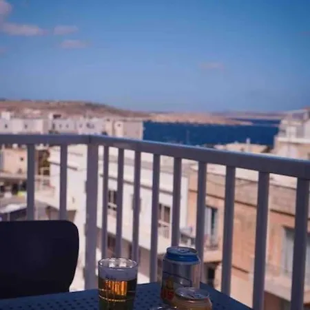 Spacious 3 Bedroom Located With Sea Views Appartamento *