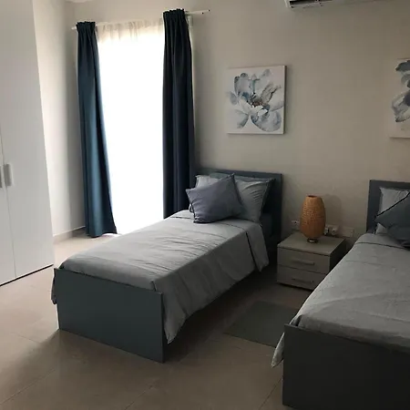 Spacious 3br Located With Sea Views *