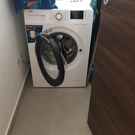 Spacious 3br Located With Sea Views *