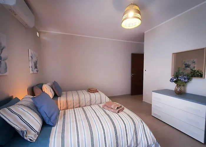 Spacious 3br Located With Sea Views *