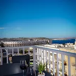 Apartment Spacious 3br Located With Sea Views *