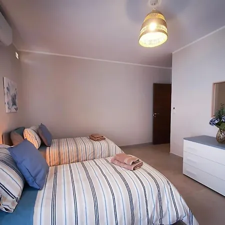 Spacious 3 Bedroom Located With Sea Views *
