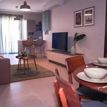 Spacious 3 Bedroom Located With Sea Views Lägenhet *