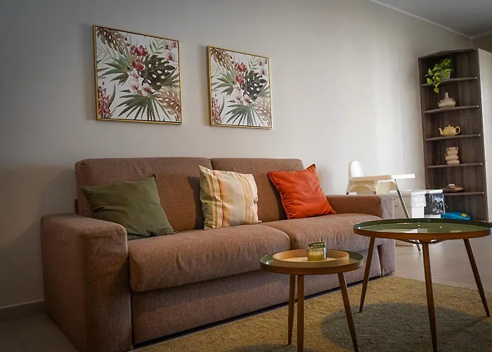 Spacious 3 Bedroom Located With Sea Views Apartment *