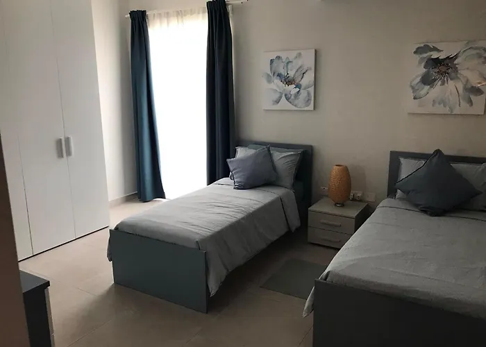 Spacious 3 Bedroom Located With Sea Views *